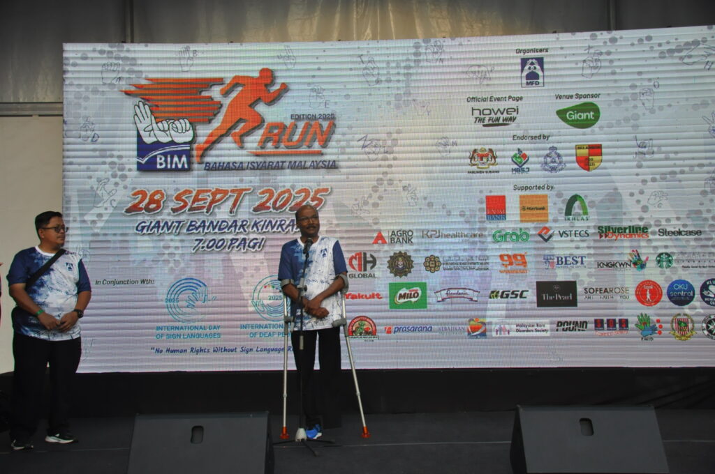 Isaiah D.  Jacob ketika berucap sambil ditemani oleh Mohd. Norhisham Aluwi (kiri).